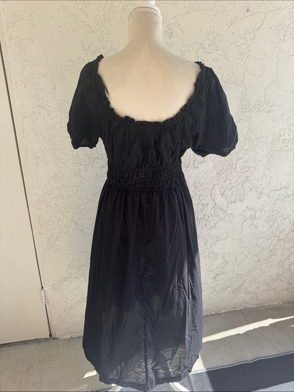 Old Navy Black Puff Sleeve Smocked Waist Maxi Dress - Picture 4 of 6
